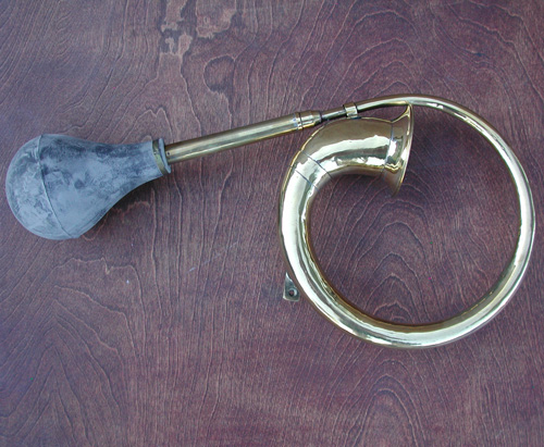 Horn: Big Honking Antique Reproduction Brass Horn