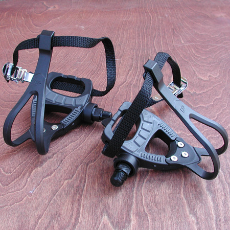 Fixie Track Pedals: Road Track Bike Bike Pedals with Cages.